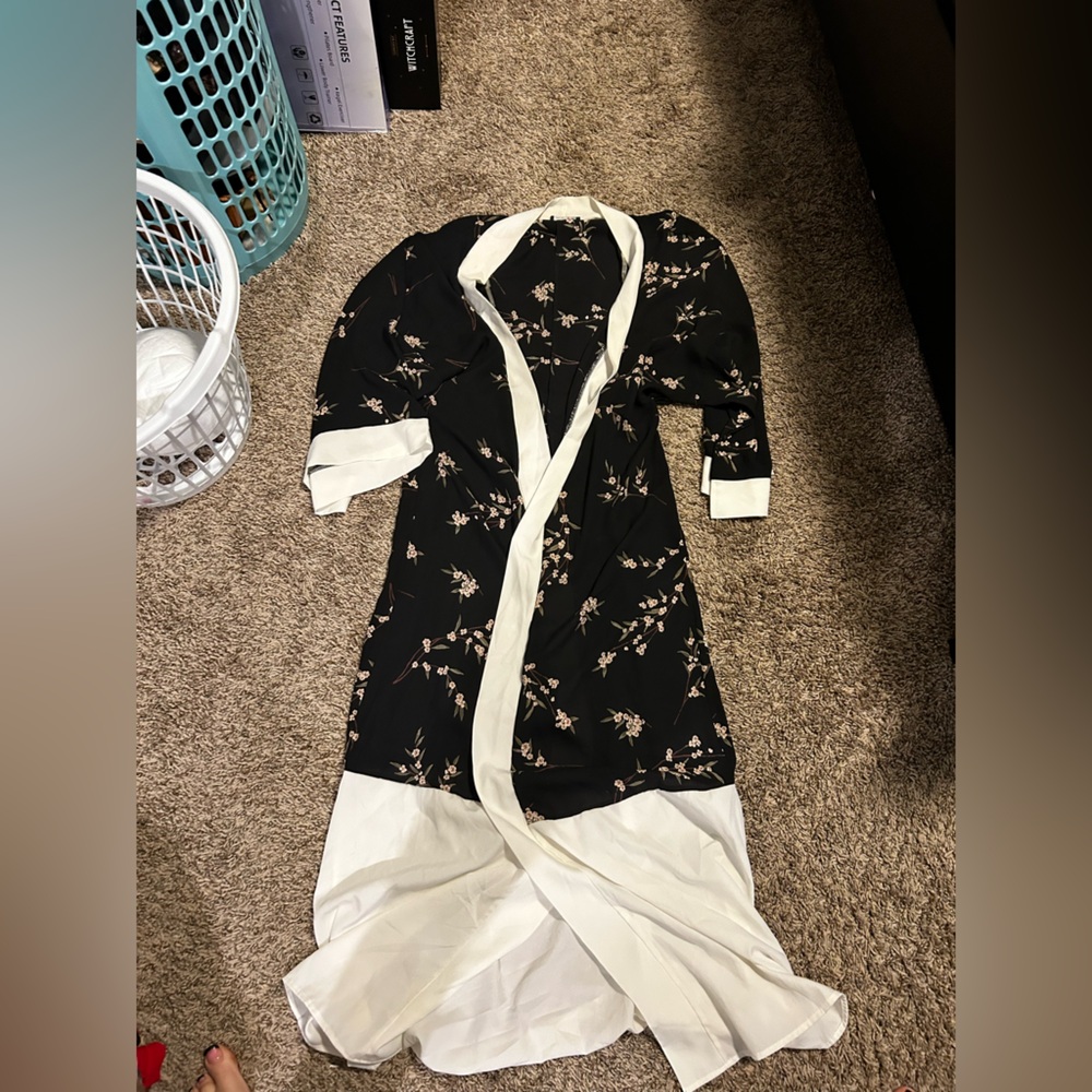 Floral Black and White Wrap kimono style robe - Picture 1 of 3
